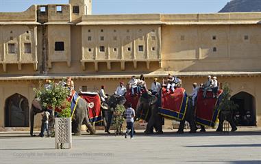 04 Fort_Amber_and Elephants,_Jaipur_DSC5047_b_H600